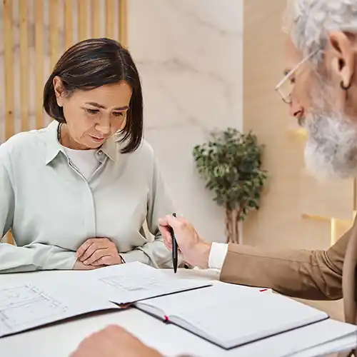 Een ervaren notaris voert professioneel notaris uit